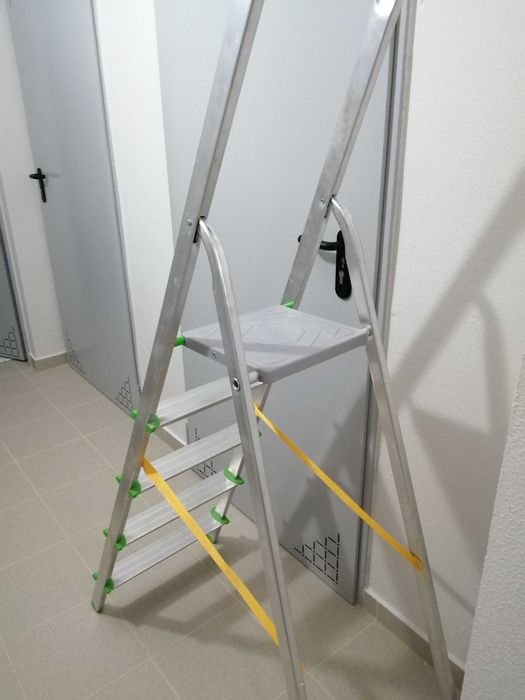 Escadote multiusos em alumínio praticamente Novo!*