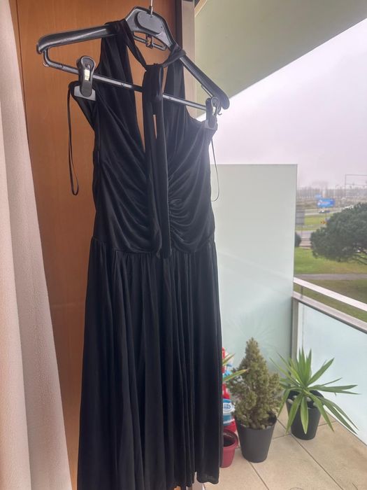 Vestido preto elegante decotado