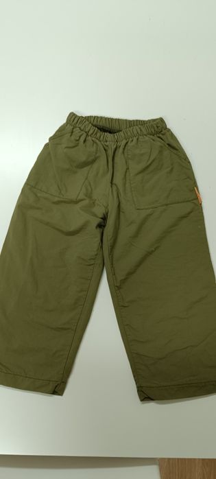 Calças para criança. Cor verde, tem um casaco que faz conjunto. Para 3