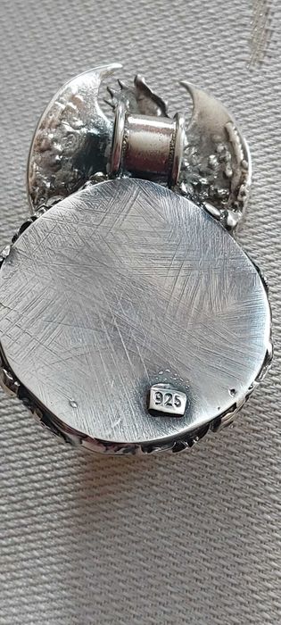 Bursztynowa zawieszka ze srebrnym.smokiem