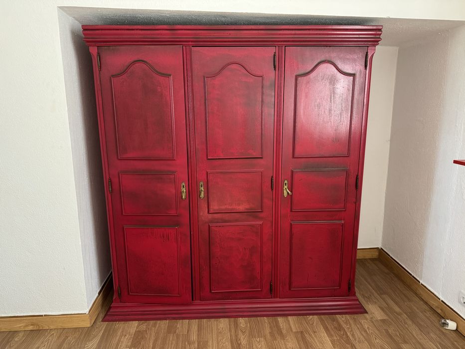 Roupeiro antigo em madeira maciça