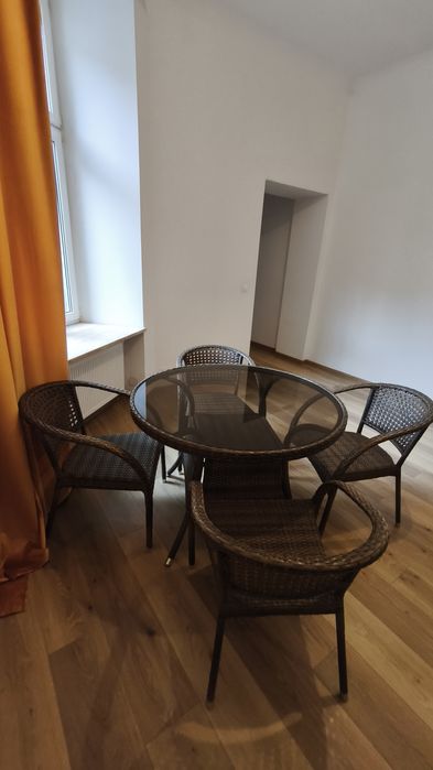 Stół ogrodowy z krzesłami.