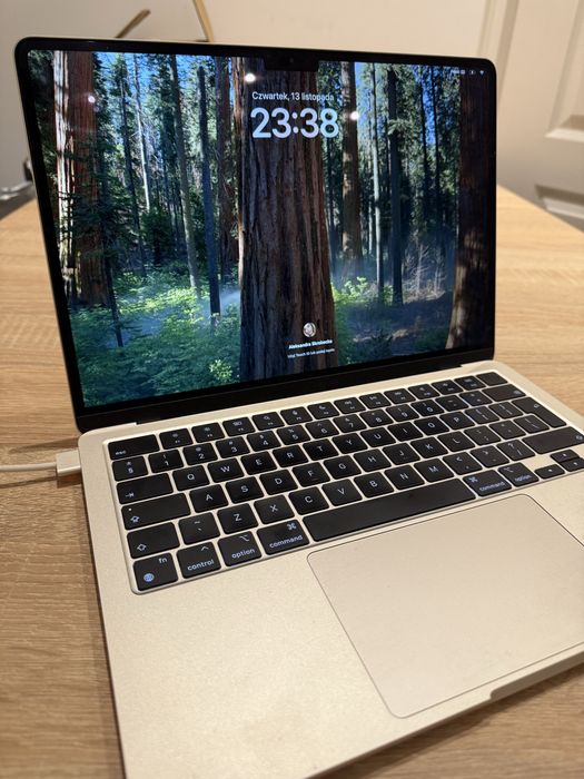 Macbook [2025] Air M2 13,6cala na gwarancji Starlight 24 cykli ładowań