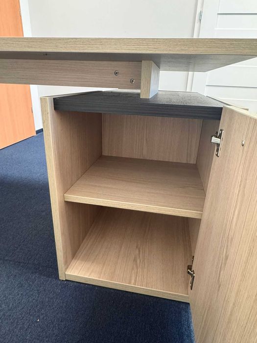 Nowoczesne biurko z szafką i otwartą półką