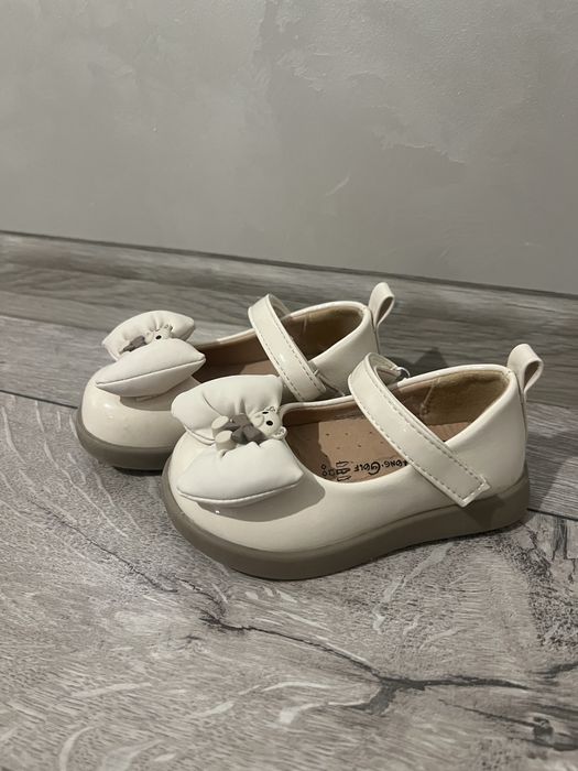 Туфельки доя дівчинки