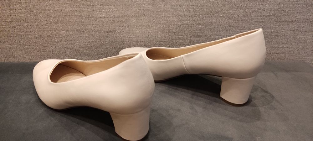 Beżowe na obcasie rozmiar 44