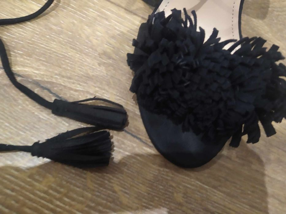 Czarne buty na obcasie