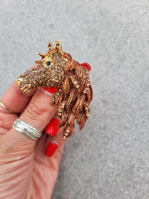 Broszka ozdobna koń