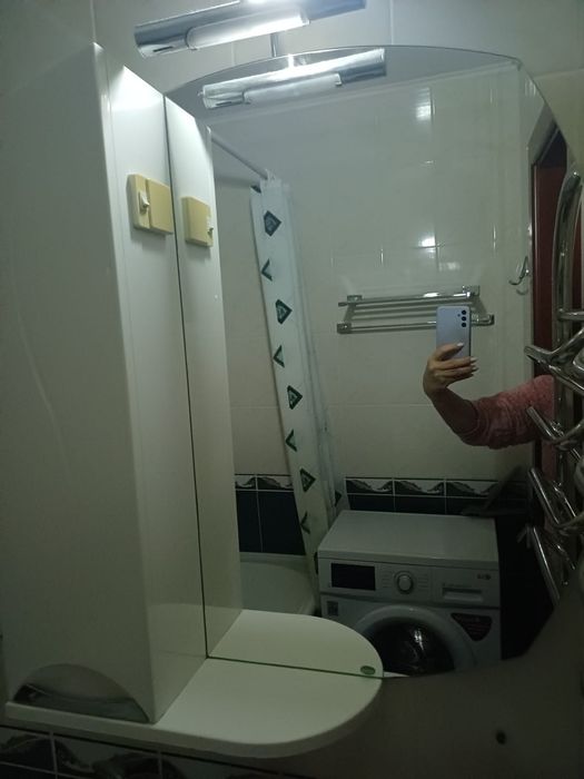 Продається дзеркало з шафою.