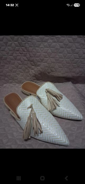 Mules beje com berloques