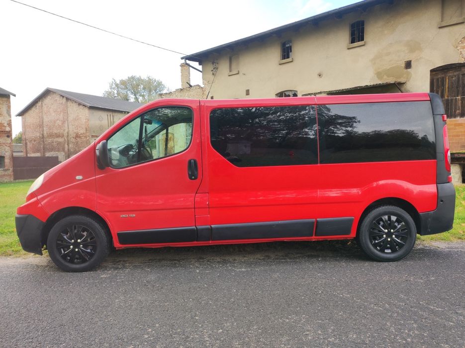 Renault Trafic long 9 osób 2011 rok