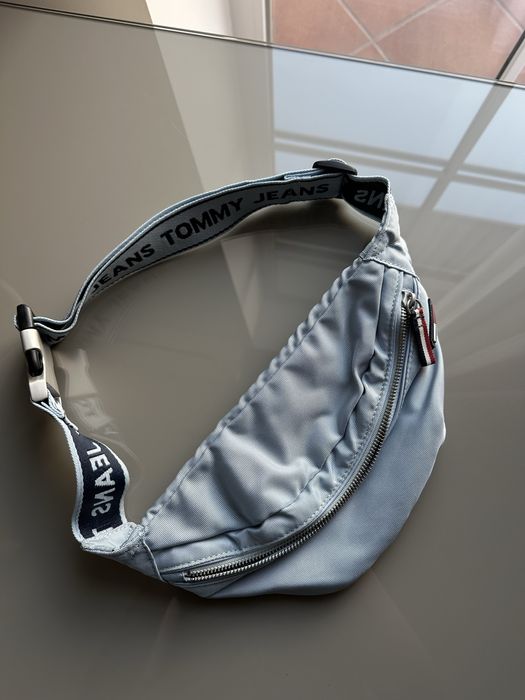 Бананка Tommy Jeans