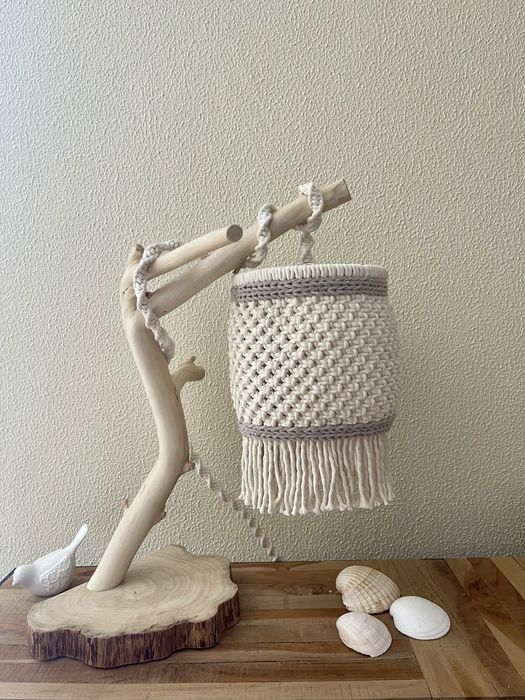 Candeeiro de madeira e macrame