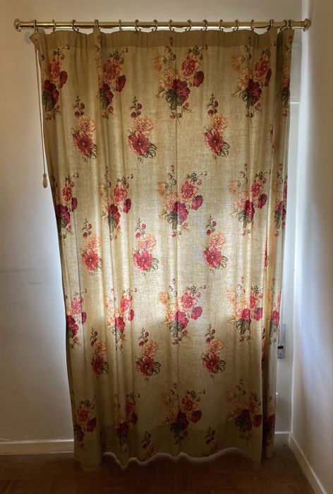 Cortinado com tecido floral estampado, com varão em latão