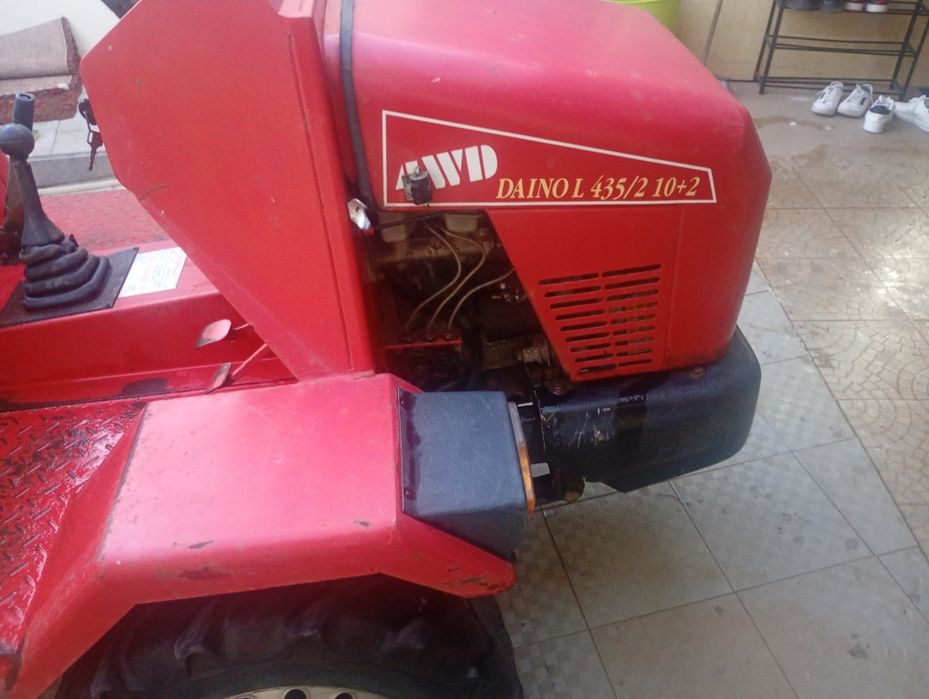 Trator pequeno super conservado