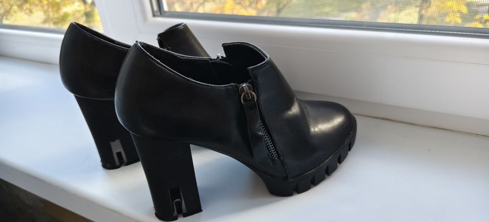 Ботинки женские на каблуке