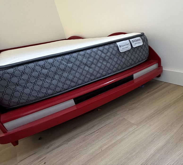 Cama de criança em carro