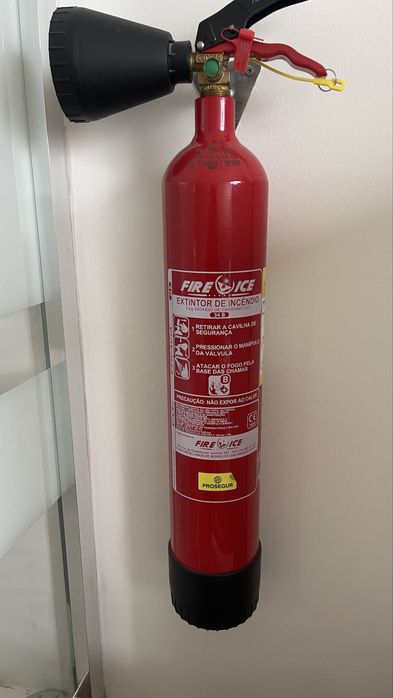 Extintor de 2 kilos e de 6 kilos ainda na data de uso novos nunca usad