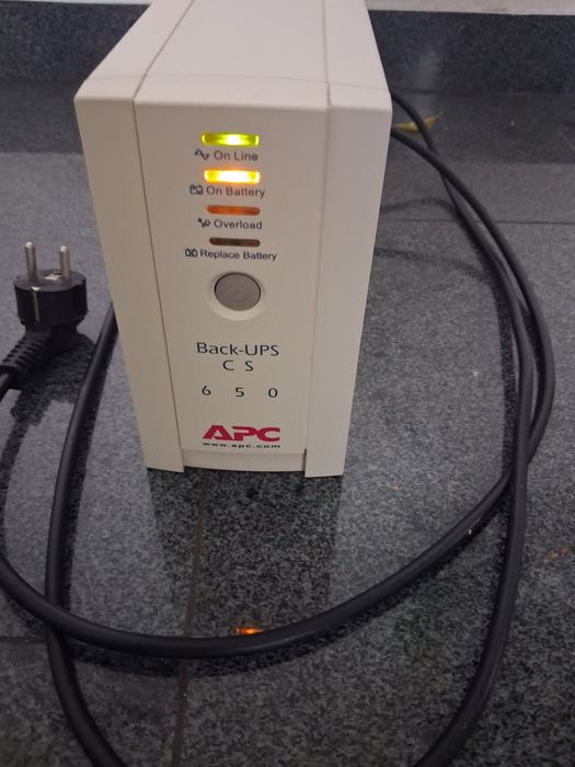 Zasilacz UPS.  APC 650 nowa bateria.