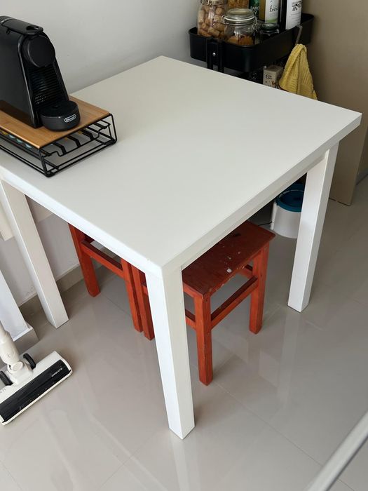 Mesa branca rebatível