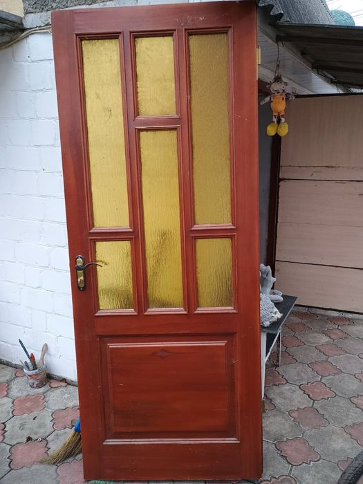 Деревʼяні двері коричневого кольору