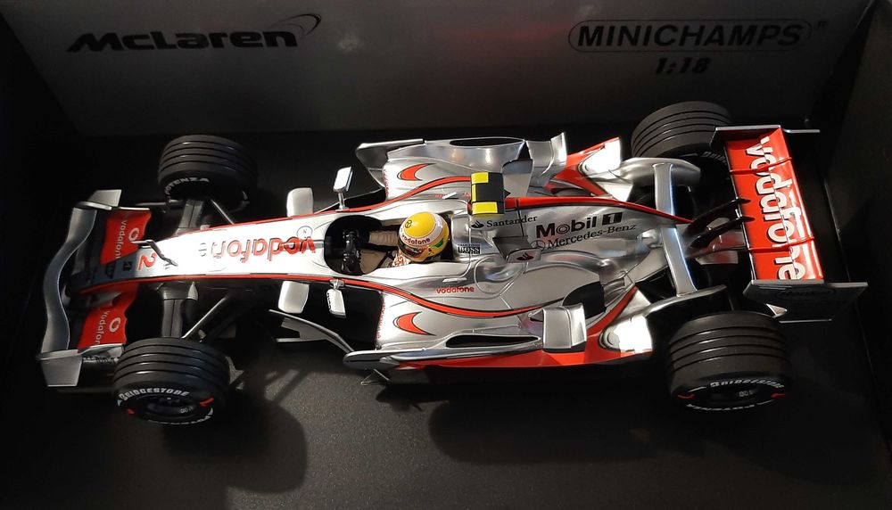Lewis Hamilton 1a vitória McLaren MP4-22 F1 2007 Minichamps 1:18