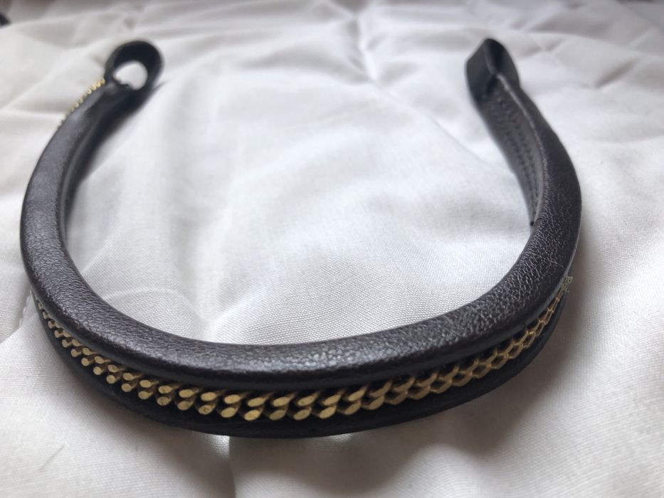 Skórzany w brązie naczółek z zlotawym łańcuszkiem