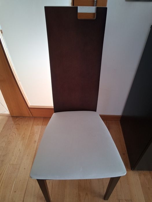 Vendo mesa (180×90) com 6 cadeira estufadas.  É  extensível até 2.68 m