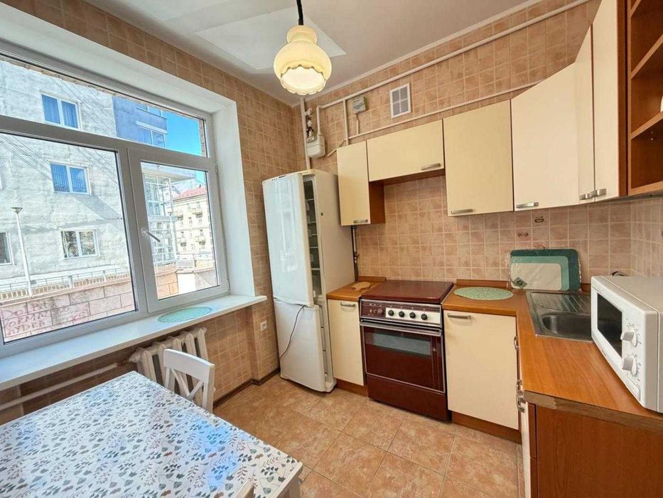 Білоруська 1, 2к,  з ГАЗОМ, низький поверх, метро 2хв, можна з песиком - Більше
