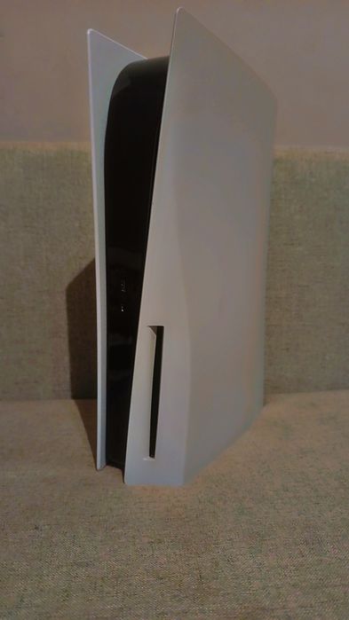 PlayStation 5 z napędem + 2 gry + 2 pady