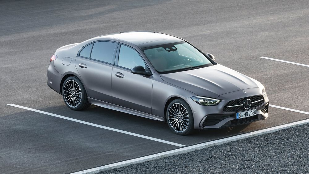 Mercedes C klasa sedan srebrny na parkingu