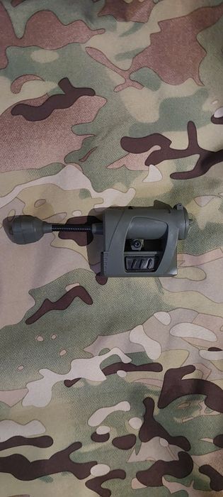 Тактический фонарик на шлем