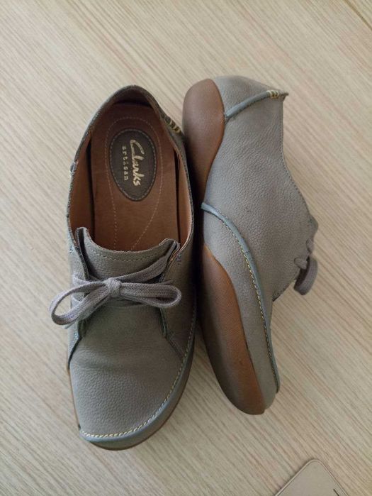 туфлі  кросівки  мокасини Clarks