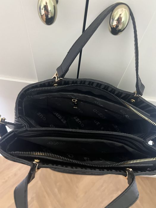 Torebka czarna jak guess