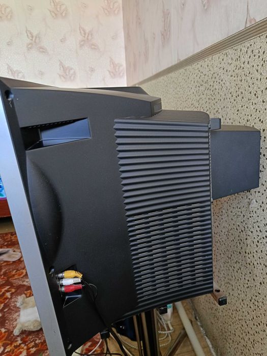 Телевизор LG Flatron, 54 см по диагонали.