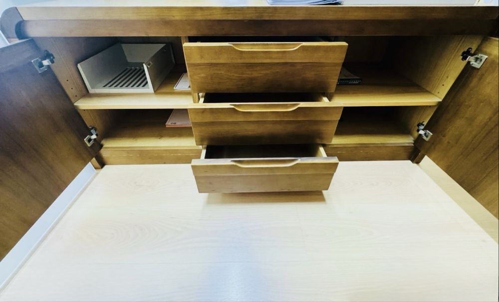 Aparador / Credenza de Escritório em Madeira – Design Executivo com Grande Arrumação