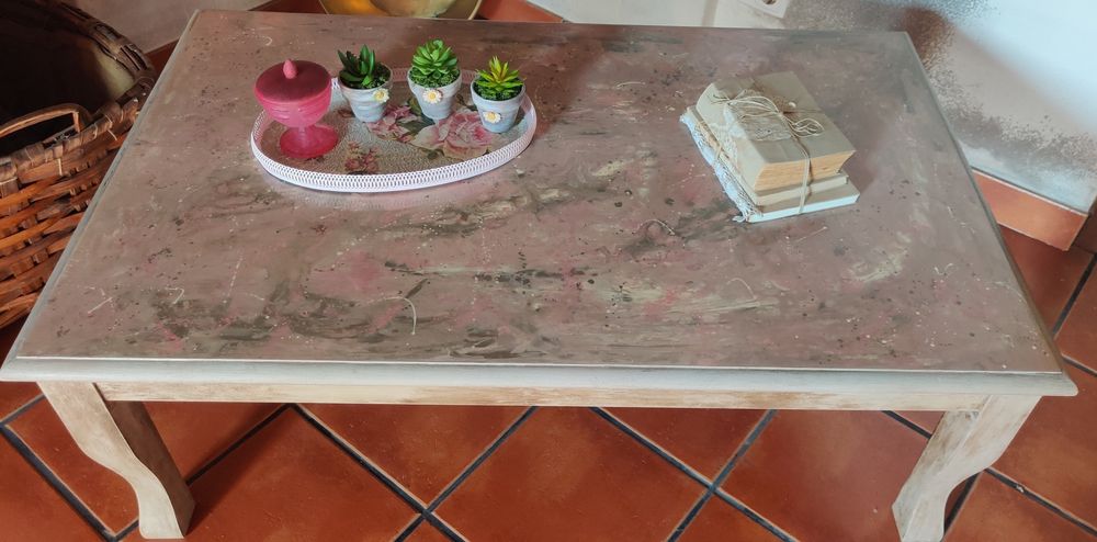 Mesa em madeira maciça e tampo com efeito de mármore