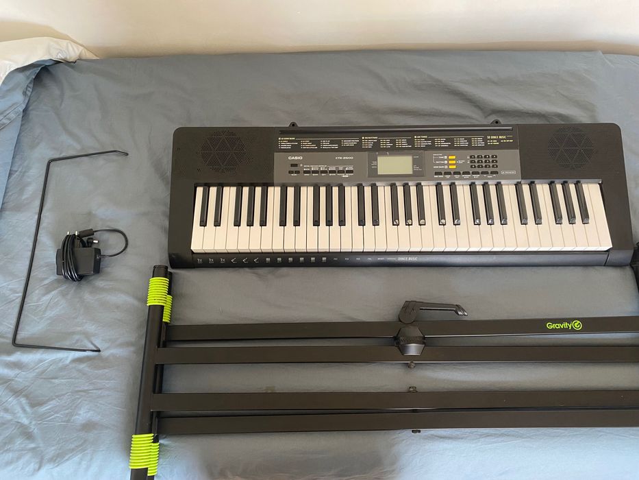 Teclado Casio CTK2500 e mesa de suporte