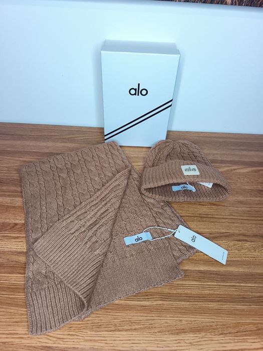 Beżowy zestaw Alo Yoga