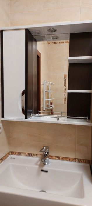 Умивальник з тумбою і зеркалом