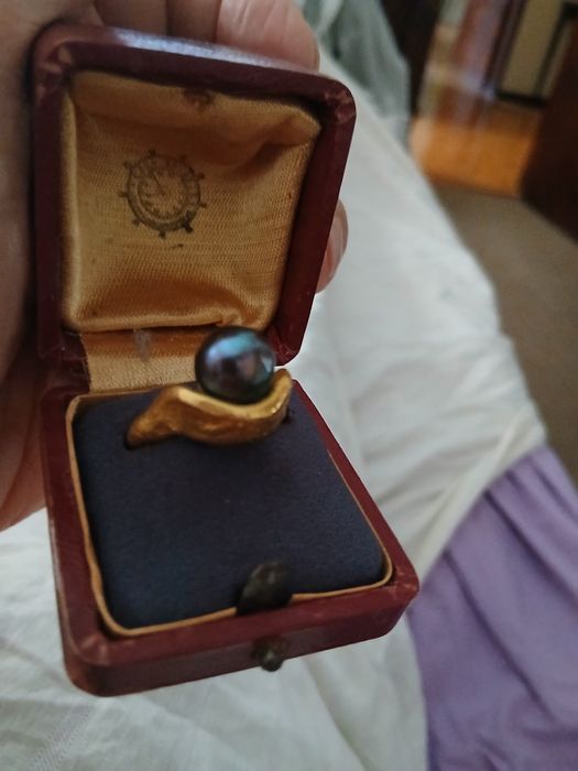 Anel de ouro com uma pérola verdadeira