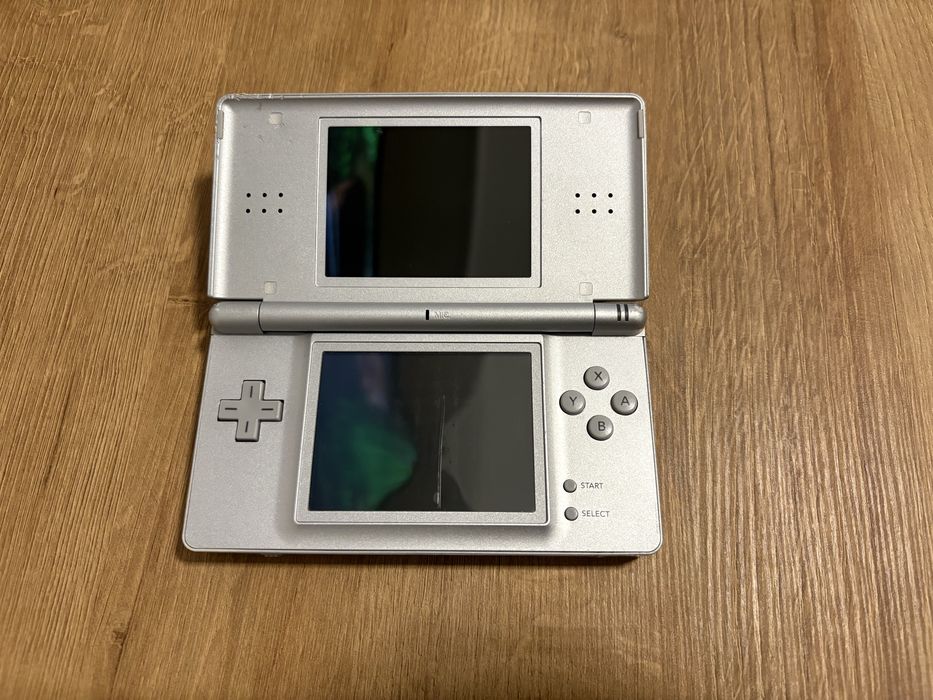 Nintendo DS Lite Srebrna + Akcesoria