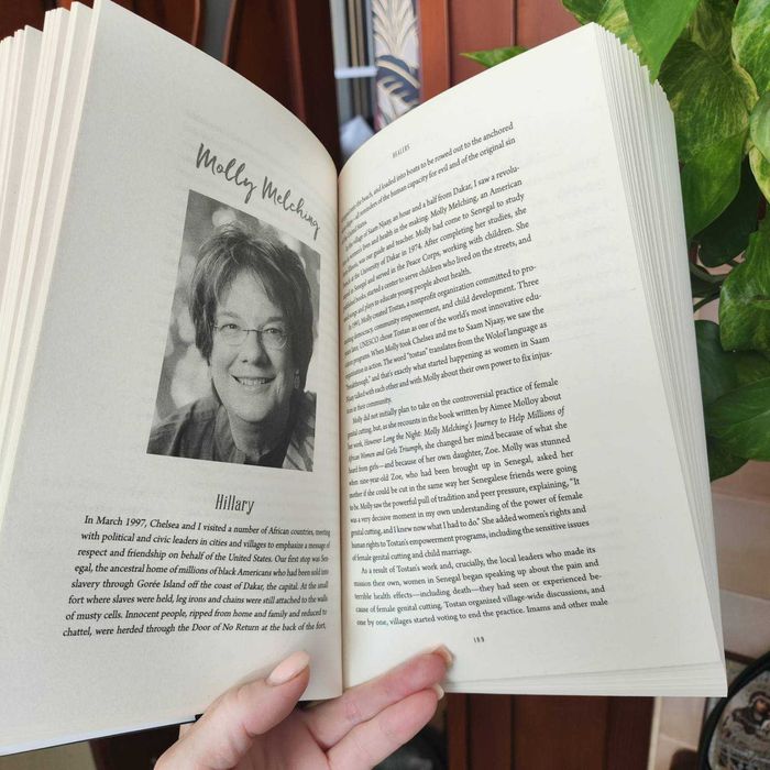 Книга англійською The Book of Gutsy Women — Hillary & Chelsea Clinton