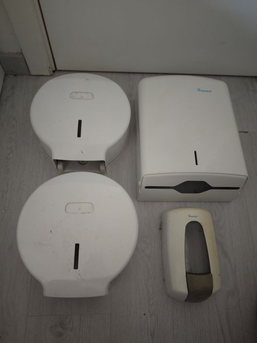 Dispensadores papel higiénico, papel de mãos e sabonete