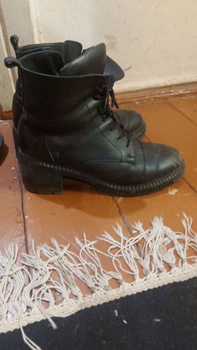 Безкоштовно віддам жіноче взуття 40р.