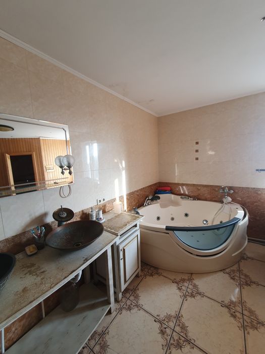 Продаётся добротный 3-х эт.дом в Константиновке для большой семьи.