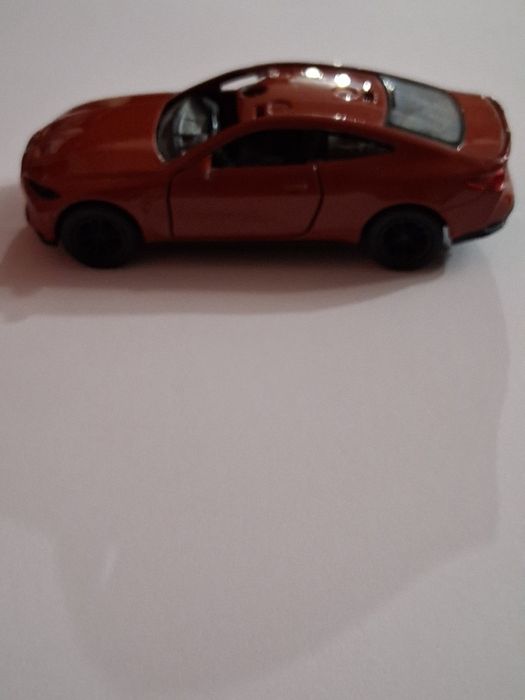 Машинка BMW червоного кольору