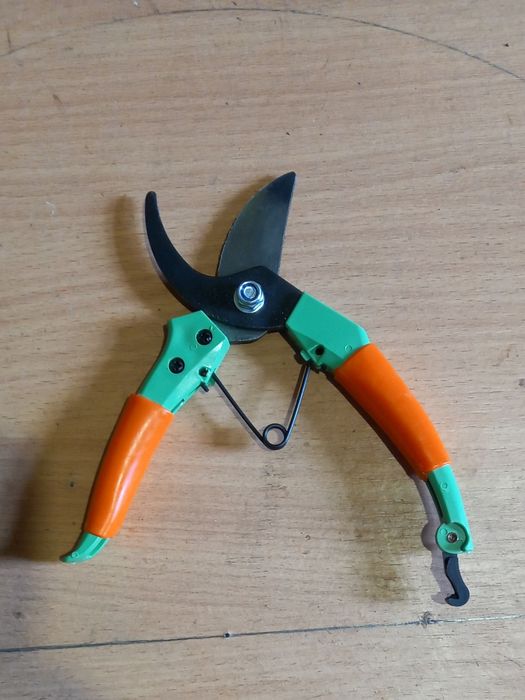 Секатор  садовий