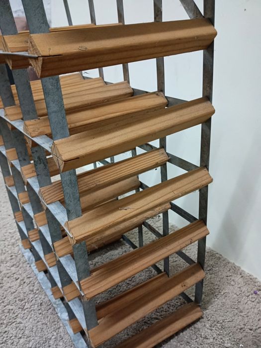 Garrafeira para 24 unidades em madeira e metal, feita artesanalmente
M