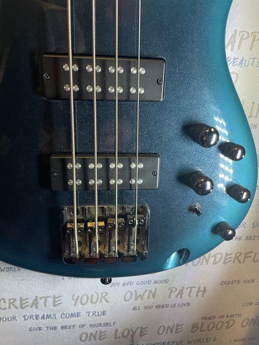 Продам бас- гітару Ibanez